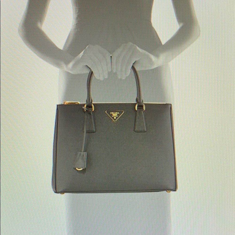 Like new- excellent condition. Medium Prada Galleria Saffiano Leather Bag - Picture 4 of 8